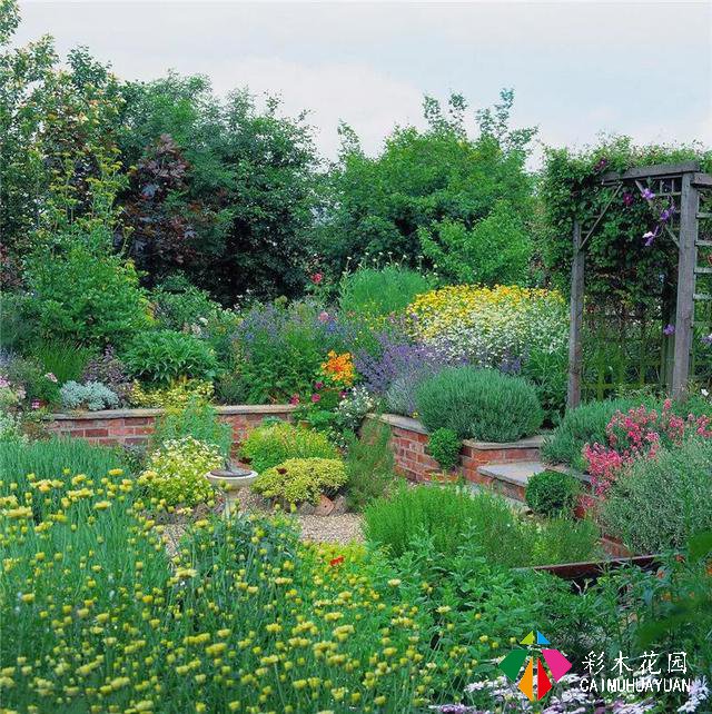 贝丝查托花园主要包括砾石花园,砾石斜坡花园,水景花园,林地花园和