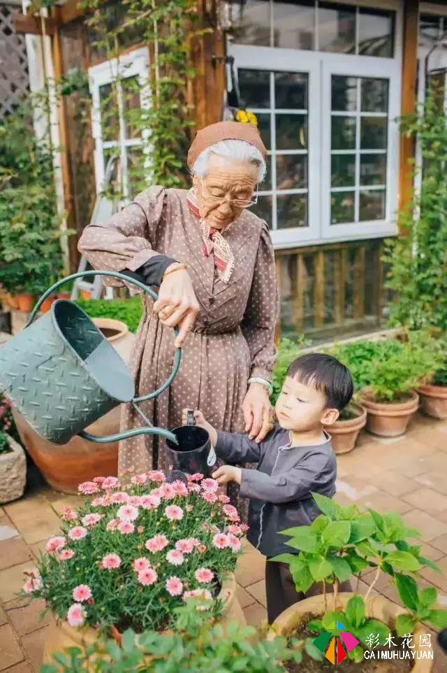 在一个四代同堂的花园里，小小的生活有多么美好