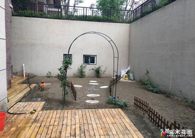 这个下沉的庭院只是用来建造一个面积约70平方米的a 花园建筑.